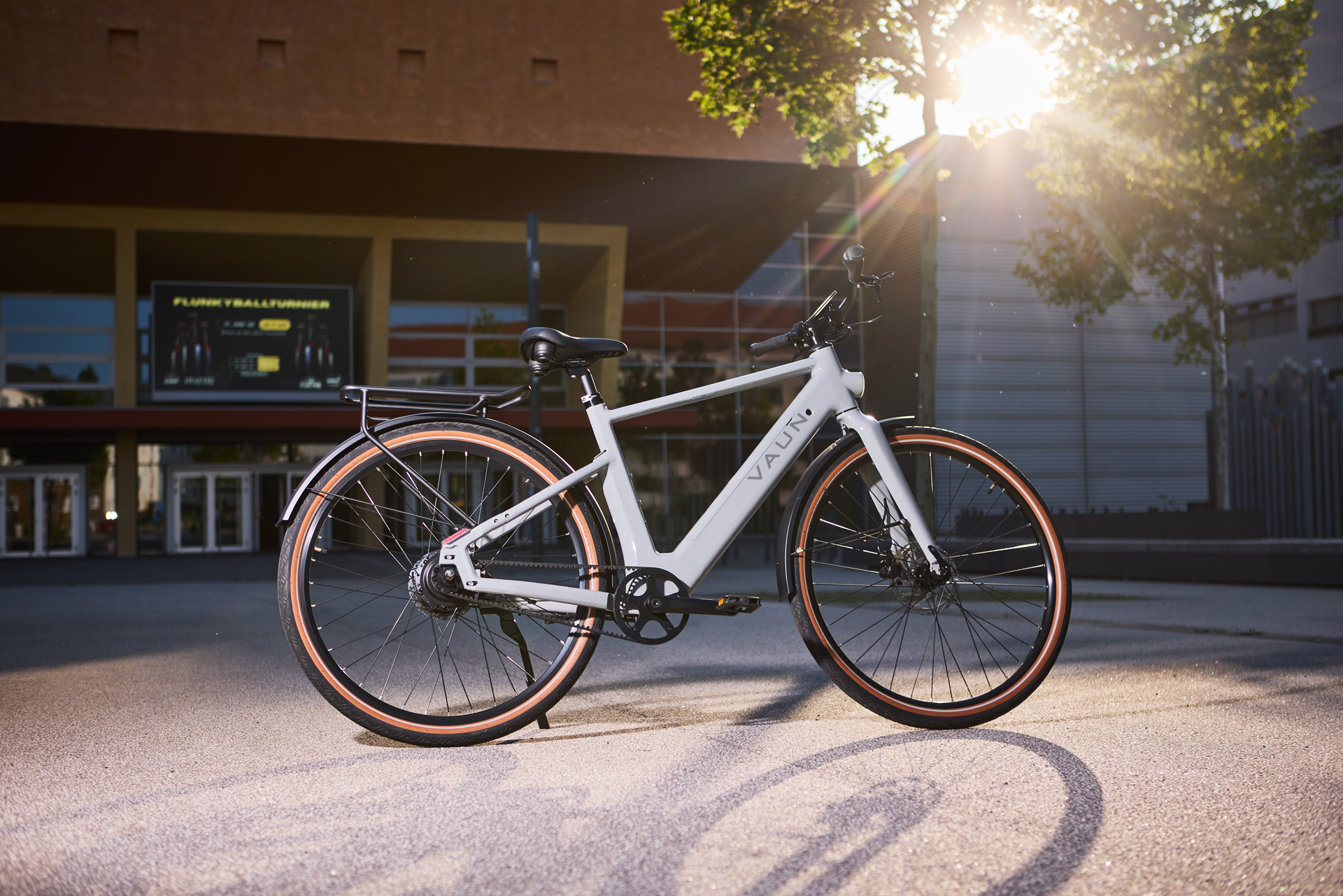 Sight Sport vor Stadtgebäude bei Sonnenuntergang – KI-bearbeitet